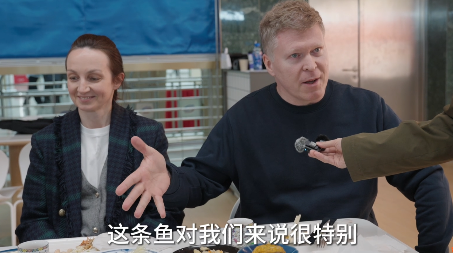 外国游客尝鲜大食堂苏帮菜